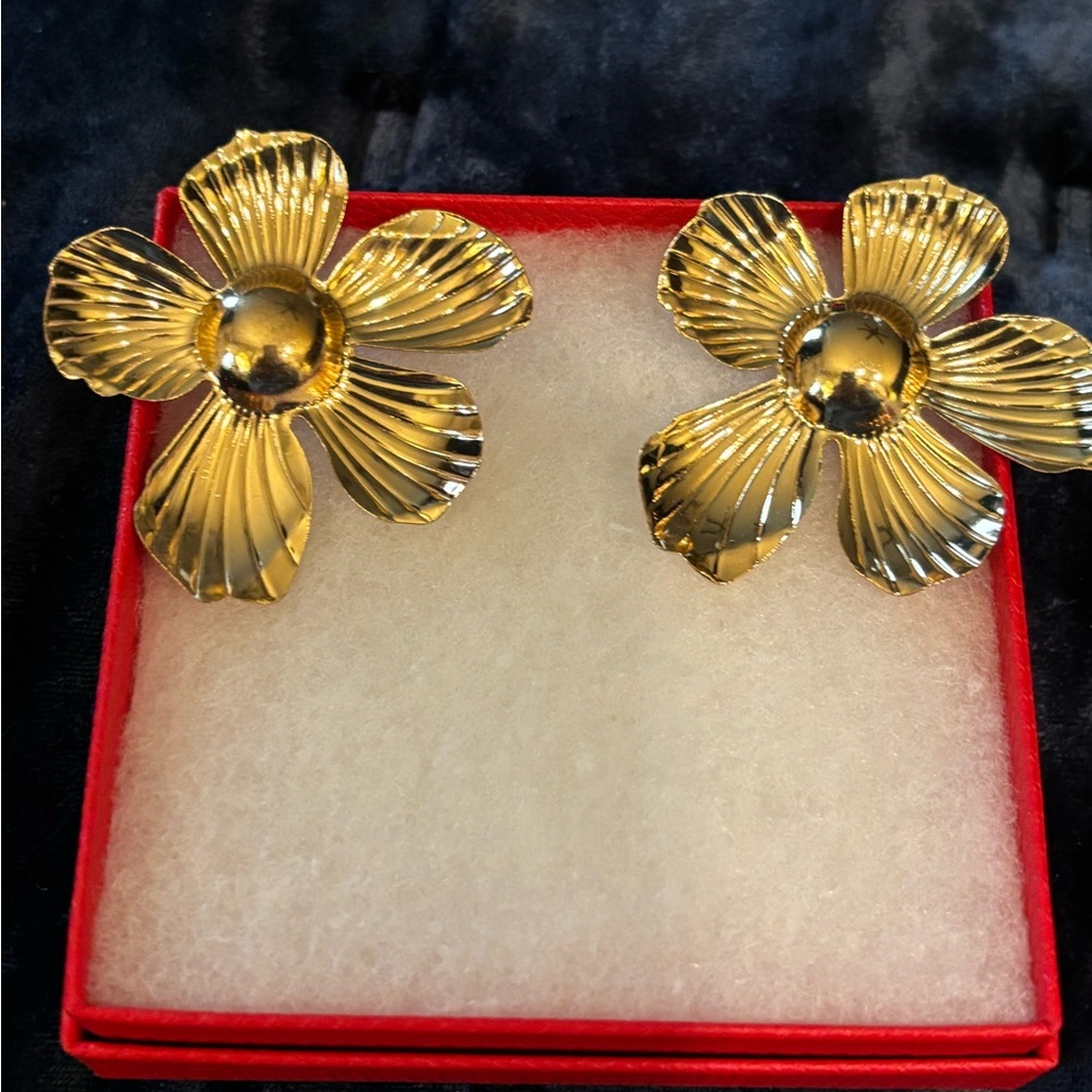 NIB gorgeous Large Gold Floral Earrings for pierced ears - Picture 5 of 7